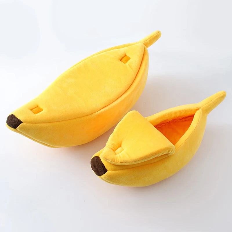 Un lit pour animal en forme de banane jaune avec un nez foncé, fait de tissu doux.