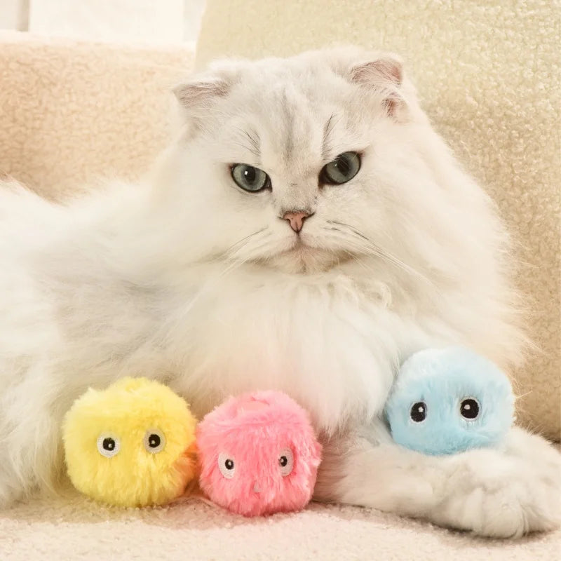 Flauschball aus weißem Katzenspielzeug mit realistischen Geräuschen auf heller Oberfläche.