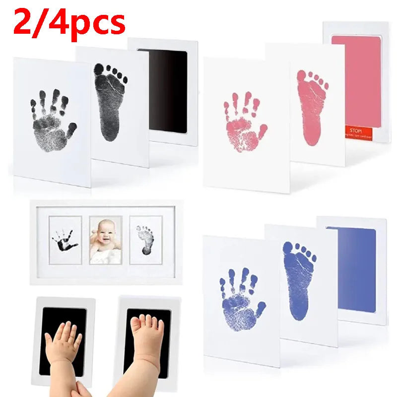 Un ensemble de quatre empreintes de main et de pieds de bébé dans diverses couleurs et tailles pour souvenirs