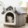 Tente pour animal de compagnie grise avec entrée arquée pour un petit chien blanc, avec des matériaux doux et amovibles.