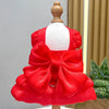 Helles rotes Satin-Hundkleid für einen kleinen Hund auf einem Mannequin.