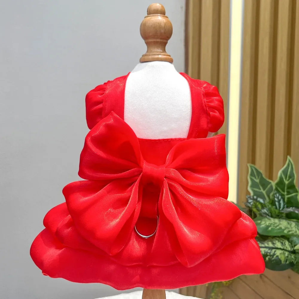 Helles rotes Satin-Hundkleid für einen kleinen Hund auf einem Mannequin.