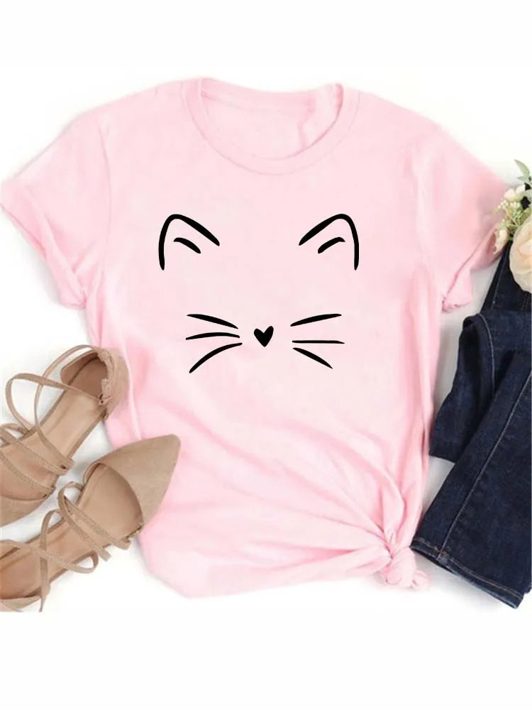 Camiseta rosa de manga corta con dibujo lineal de cara de gato y detalle de corazón