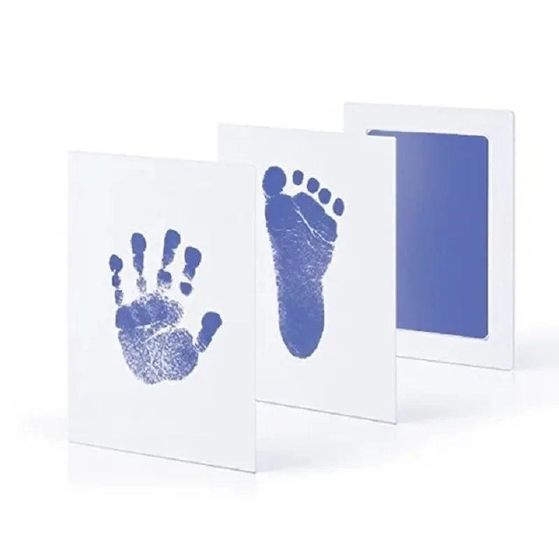 Un ensemble d'impressions de main et de pied bleues encadrées en blanc sur papier.