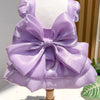 Lavendiges Satin-Hundkleid für einen kleinen Hund, präsentiert auf einem Mannequin.