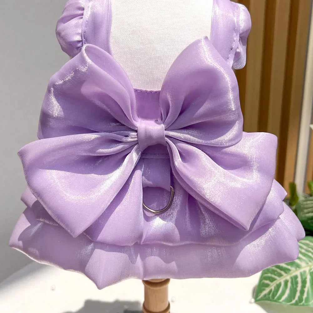 Lavendiges Satin-Hundkleid für einen kleinen Hund, präsentiert auf einem Mannequin.