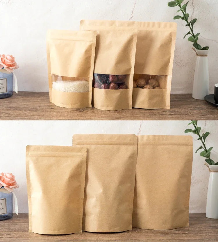 Drei wiederverwendbare Kraftpapier-Zip-Beutel mit getrockneten Zutaten auf einem Holzregal.