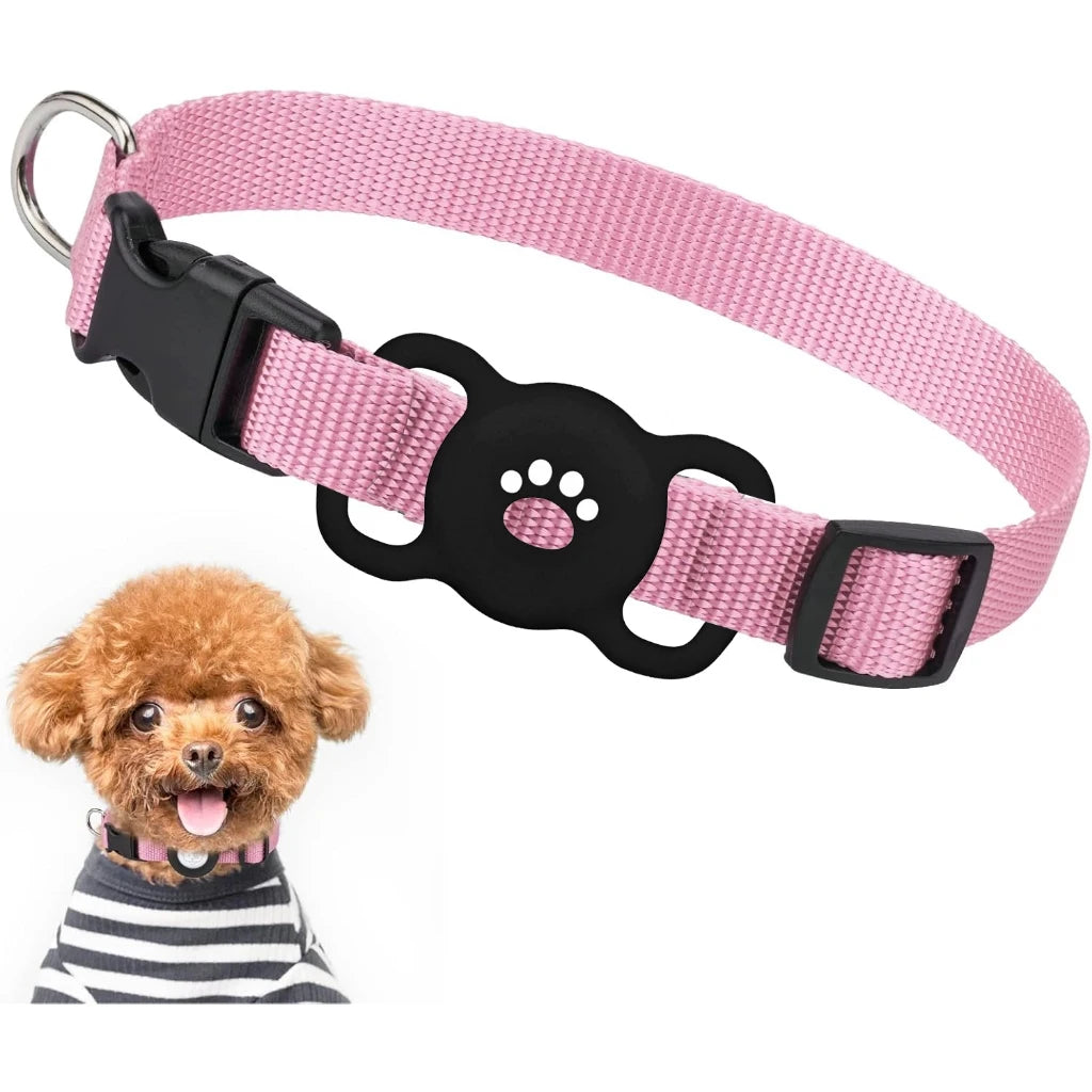 Pinkes Silikon-Airtag-Haltergurt mit schwarzer Schnalle und einem kleinen flauschigen Hund in gestreiftem Hemd