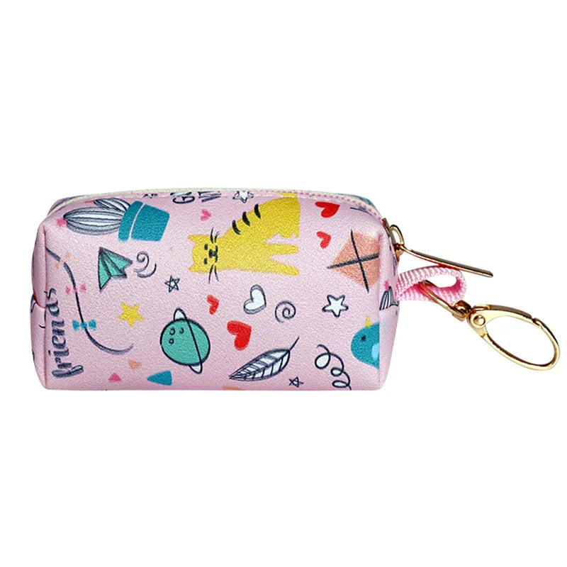 Pinkes Zip-Beutelchen mit gelbem Katzenmotiv und verschiedenen Pastell-Zittern, als verstellbare Katzenscheidetüte.
