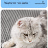 Ein flauschiger grau-weißer Kater ruht auf einer grauen strukturierten Matte.