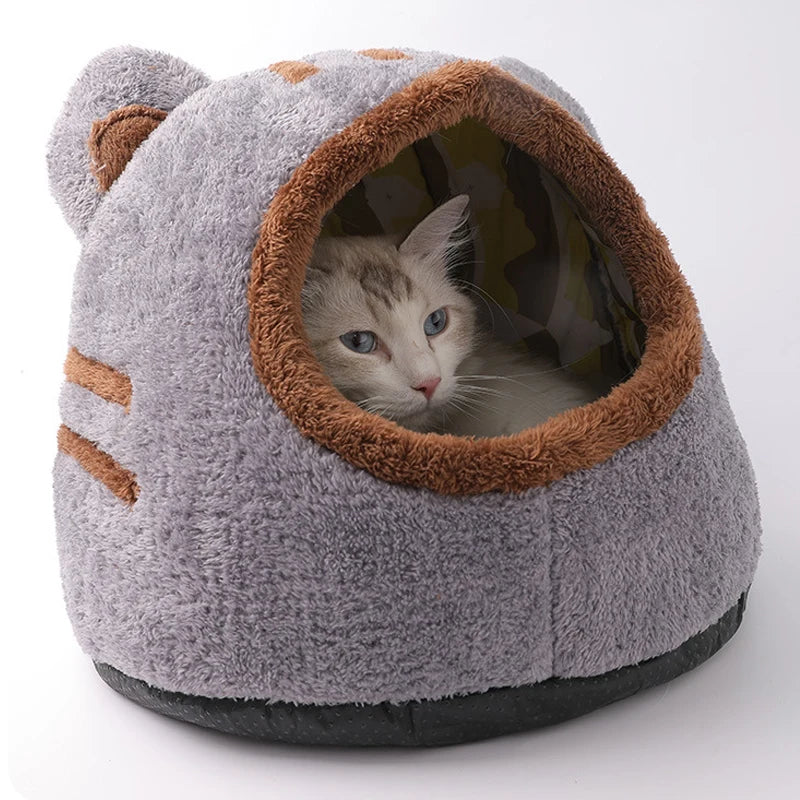 Graue, flauschige Bärenkopf-Katzenbett mit gewölbter Eingang, die eine kleine tabby-Kitten zeigt.