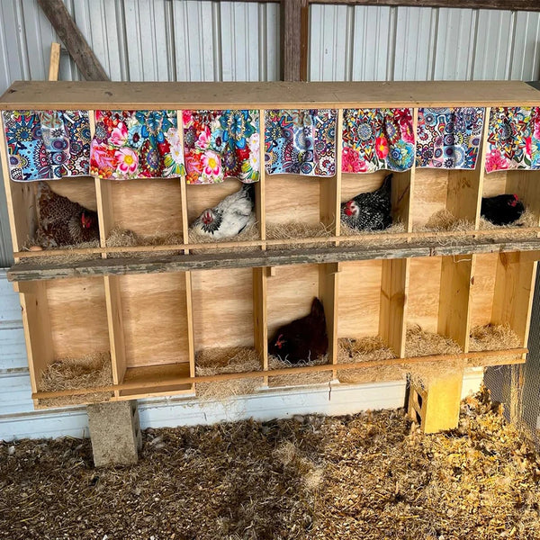 Cajas de anidación de madera forradas con tela colorida para forros reutilizables de nidos de gallinas