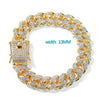 Collier statement en maillons cubains dorés avec diamants pavés, sur fond blanc.
