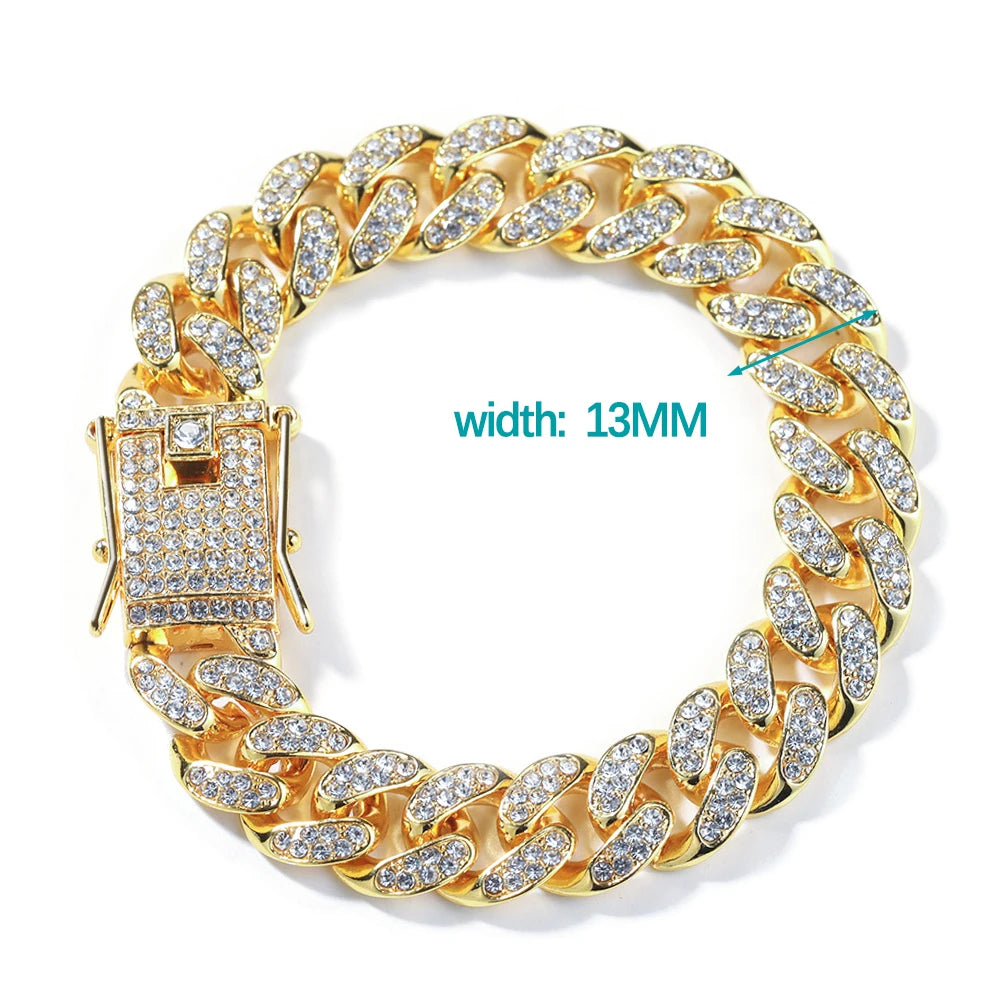 Collier statement en maillons cubains dorés avec diamants pavés, sur fond blanc.