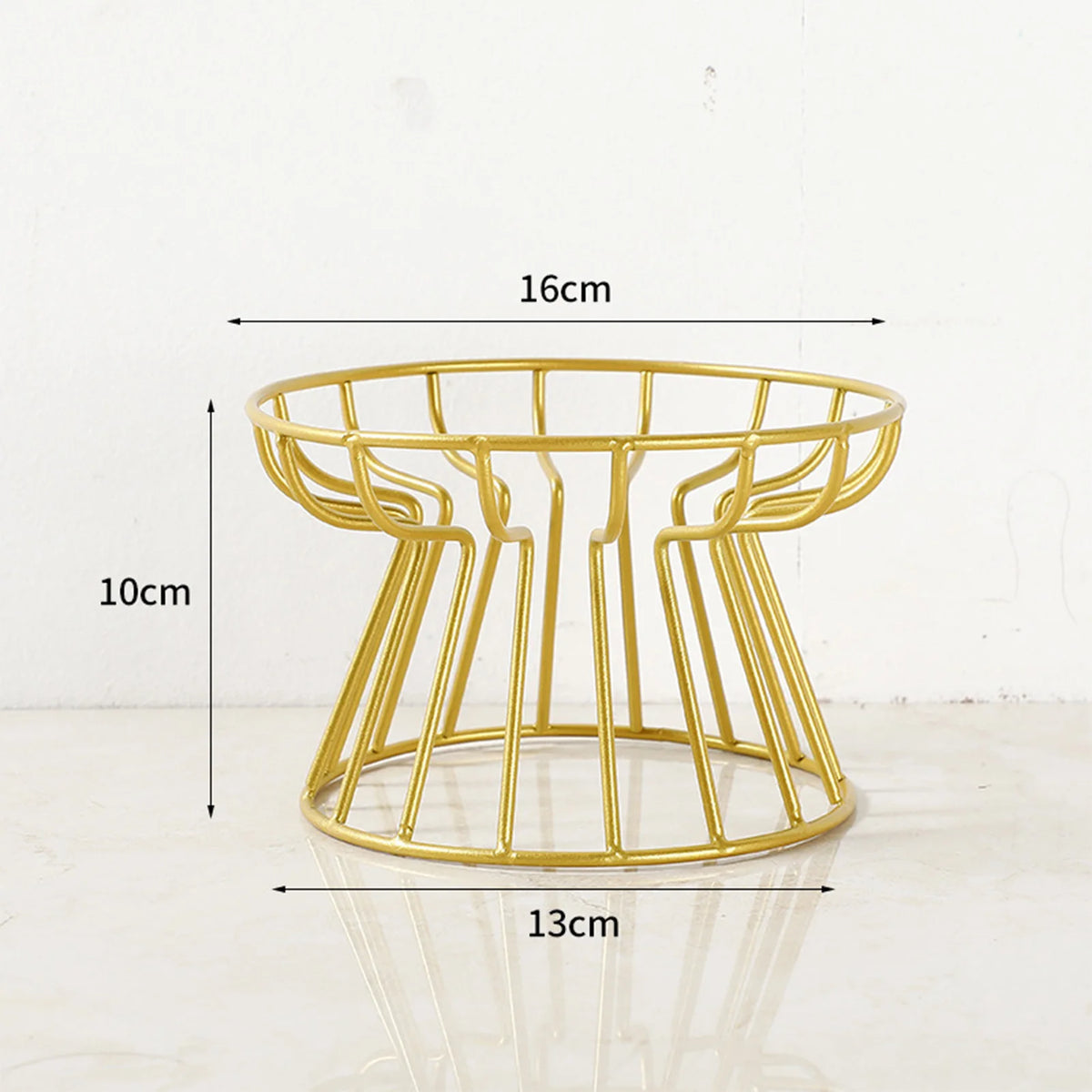 Goldene Keramik-Haustierschale mit kreisförmiger Basis und vertikalen Rillen.