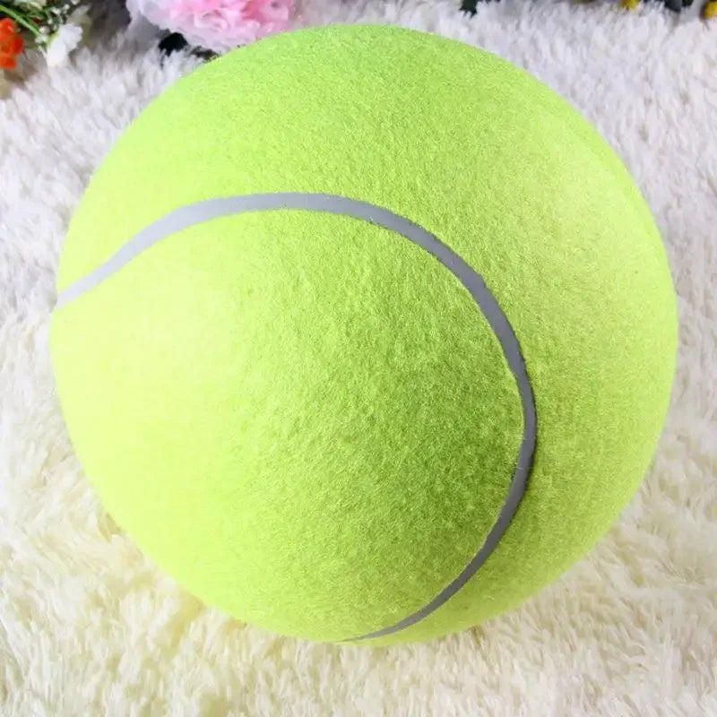 Helle limettengrüne aufblasbare Hundeballtennisball auf einer weißen flauschigen Oberfläche.