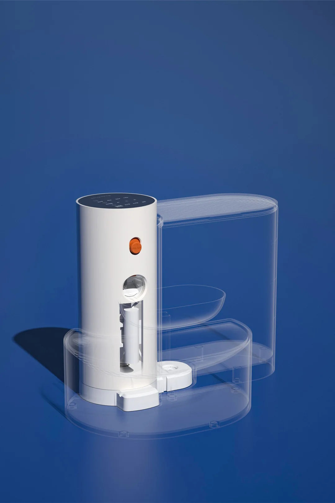 Weißer automatischer Wasserspender für Haustiere in Studio-Umgebung vor blauem Hintergrund.