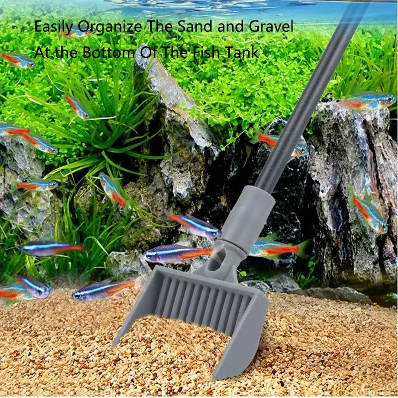 Un outil multifonction gris nettoie du sable et du gravier au fond d'un aquarium.