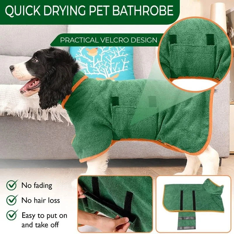 Grüner Hundebade-Bademantel mit Verschlusssystem, gezeigt an einem Hund.