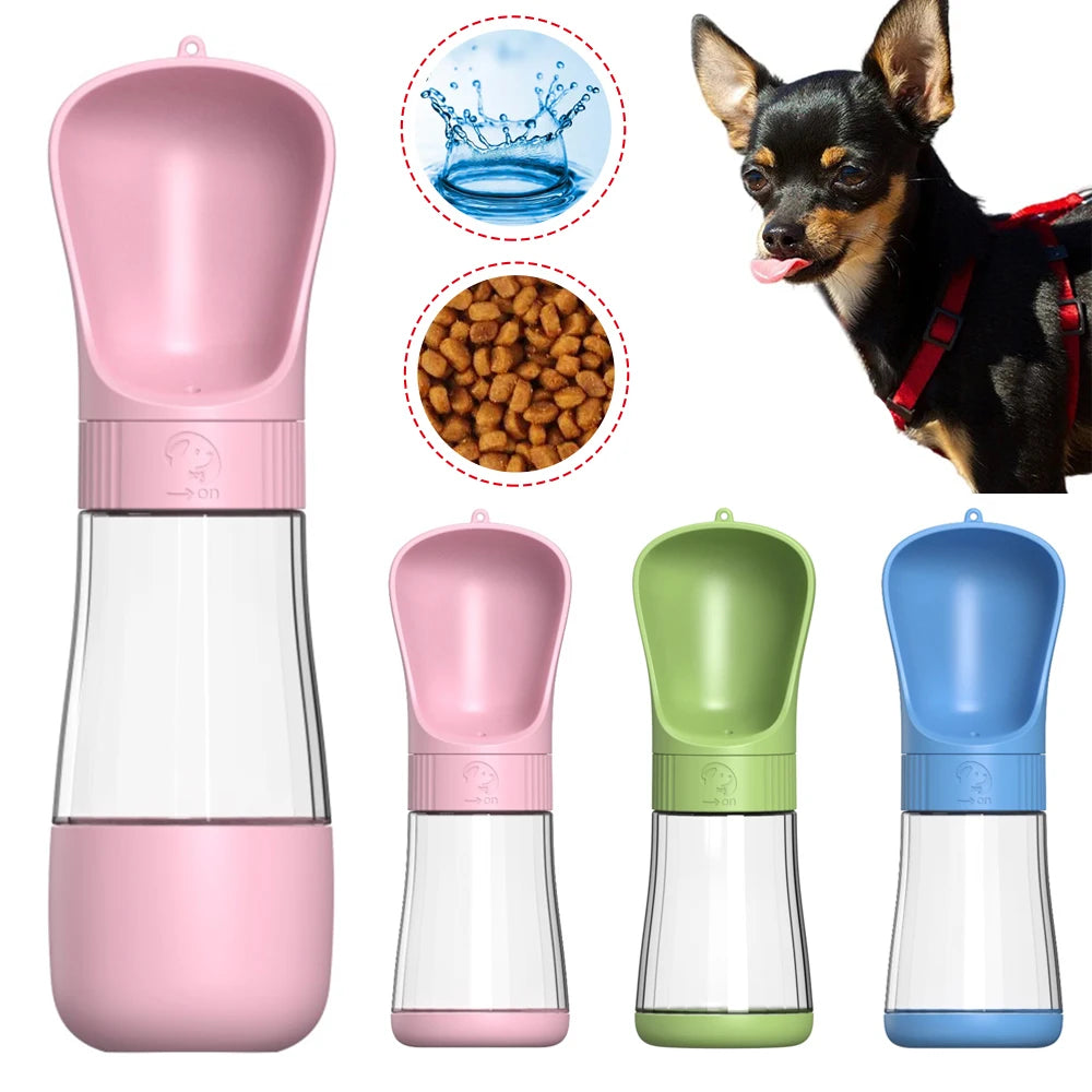 Ein Set aus rosa, grün und blauem tragbaren Wasserflaschen mit Schalen neben einem Hund.