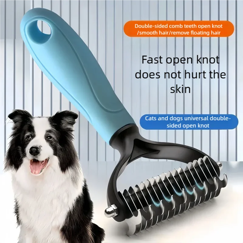 Ein blaues, doppelseitiges Tierpflegekamm wird neben einem Hund gezeigt und dessen Verwendung zum Lösen von Knoten demonstrie