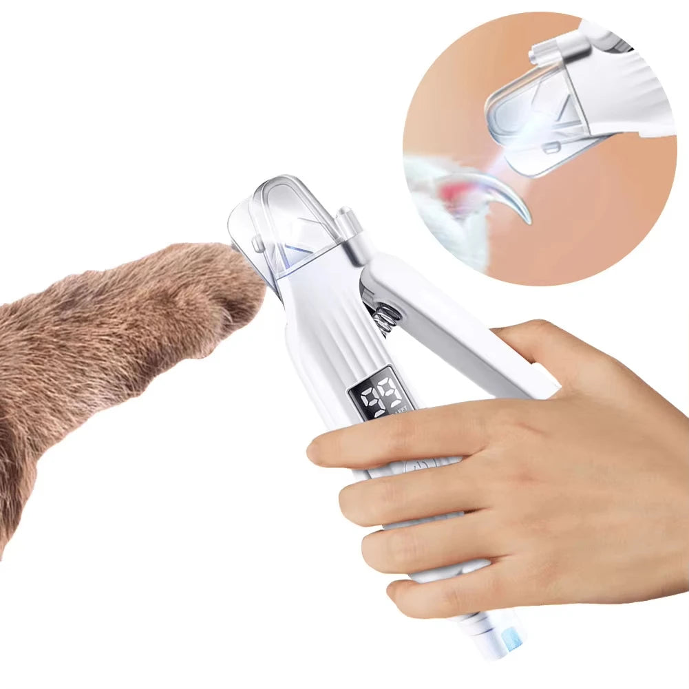 Eine Hand hält einen weißen elektrischen Nagelhauttrimmer und -hobel, mit einer Ansicht, wie das Werkzeug an einem Tiernagel 