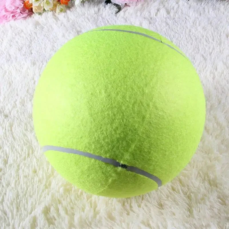 Helle limettengrüne aufblasbare Hundeballtennisball auf einer weißen, flauschigen Oberfläche.