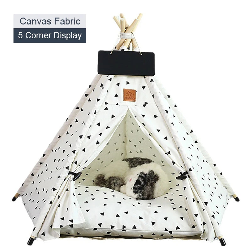 Tente de teepee en tissu blanc avec coussin et tableau noir.