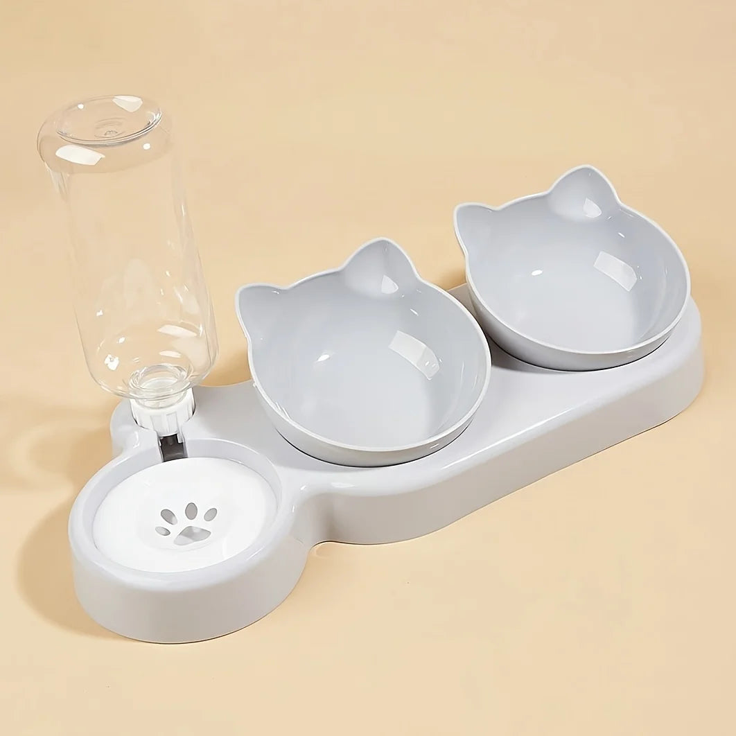 Weißes Futtergeschirr und Wasserdispenser-Set auf beige Oberfläche.