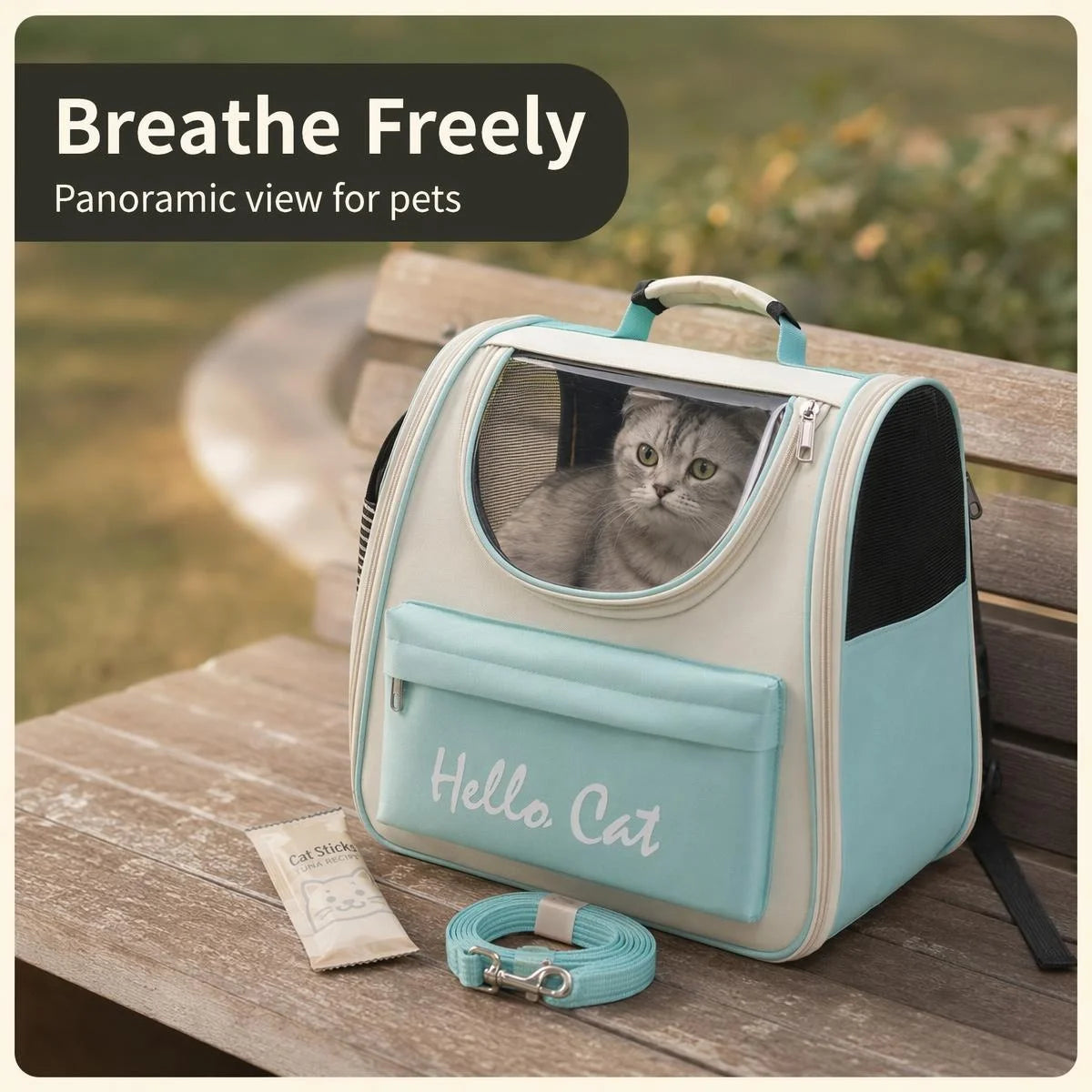 Sac à dos panoramique bleu clair et gris pour animaux avec un chat visible, posé sur une surface en bois.