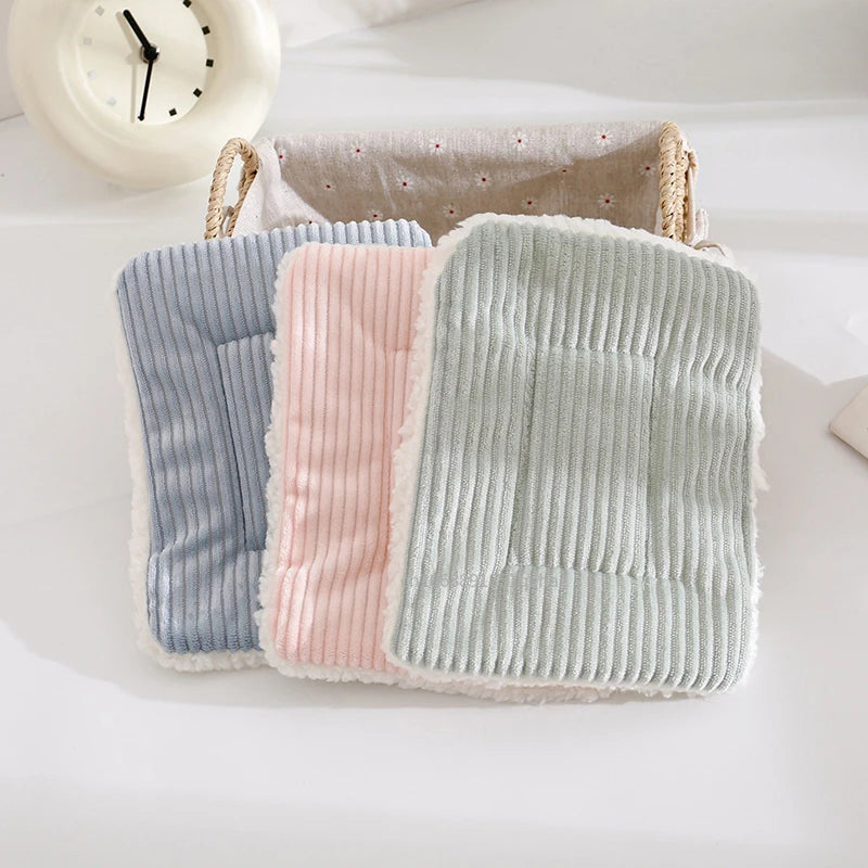 بيت هامستر دافئ في الشتاء مع بساط عش للحيوانات الأليفة الصغيرة