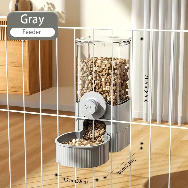 Graue Gravity-Automatenspeise- und Wasserersetzungsset mit Futterschale sichtbar durch ein Drahtgittergefängnis.