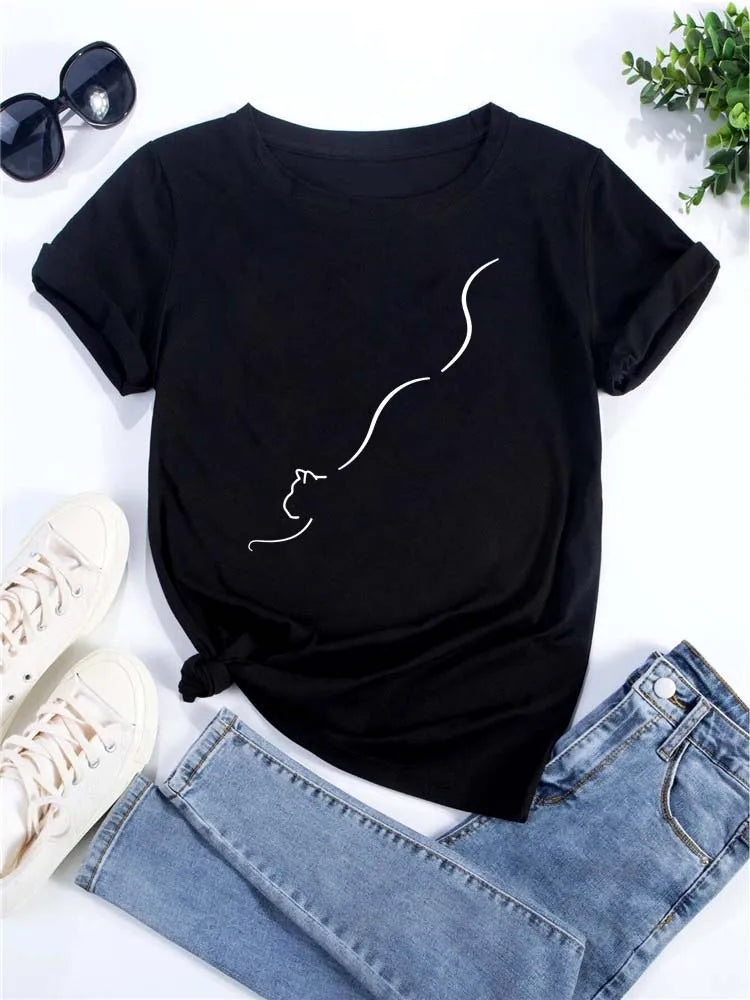 Camiseta negra de manga corta con un dibujo de gato en blanco, junto a jeans y gafas de sol.
