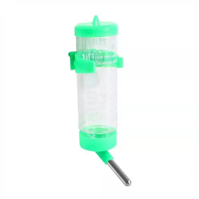 Klares Plastik-Hängetrinkgefäß mit grünem Deckel und Metallhaken.