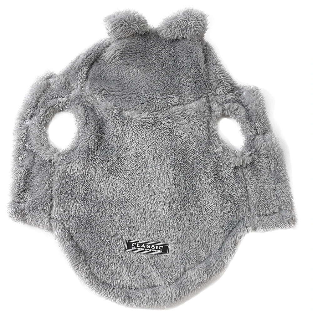 Manteau de chien en peluche gris avec une texture duveteuse et une capuche.