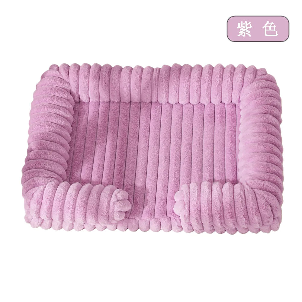 Pinkes, geripptes, flauschiges Hundebett für große Rassen.