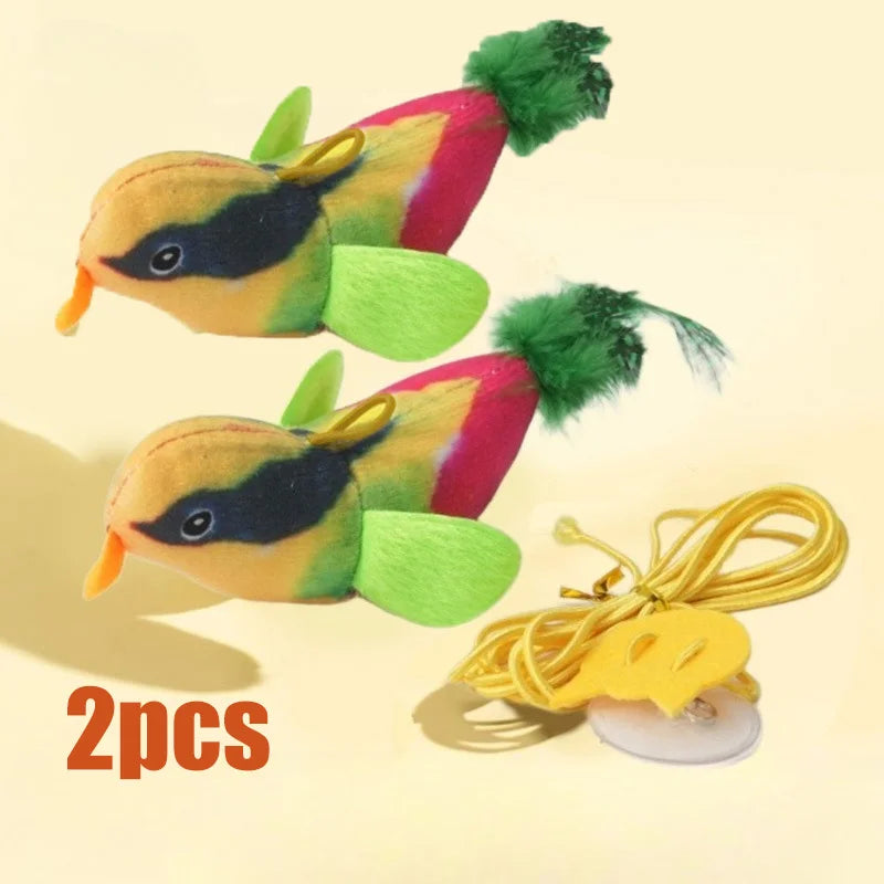 Zwei weiche Vogelkatzentoys mit farbenfrohen Federn und einer gelben Klammer auf hellem Hintergrund.