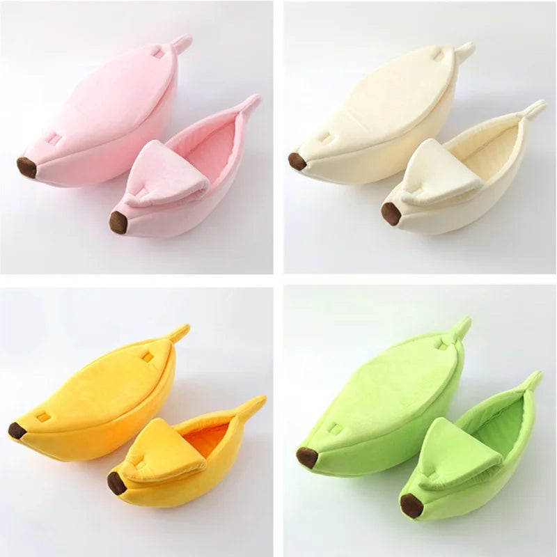 Trois lits pour chats en forme de banane confortables, roses, crème et jaunes.