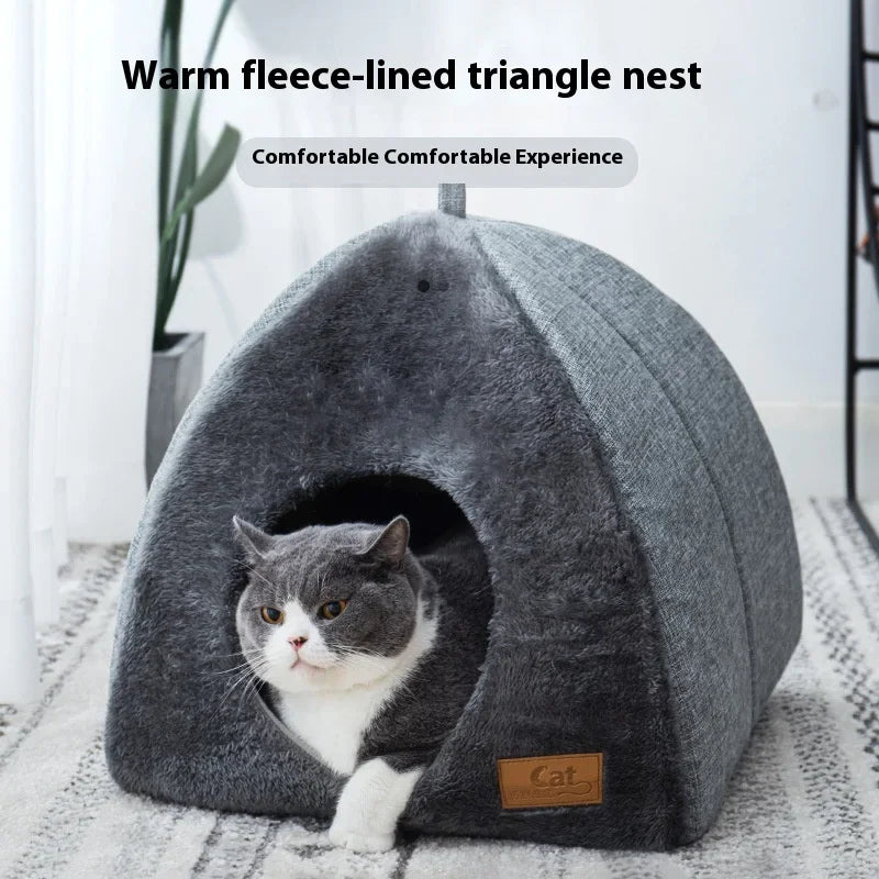 Nid de chat en triangle, doublé de polaire gris et blanc, avec une entrée pour un chat à l'intérieur.