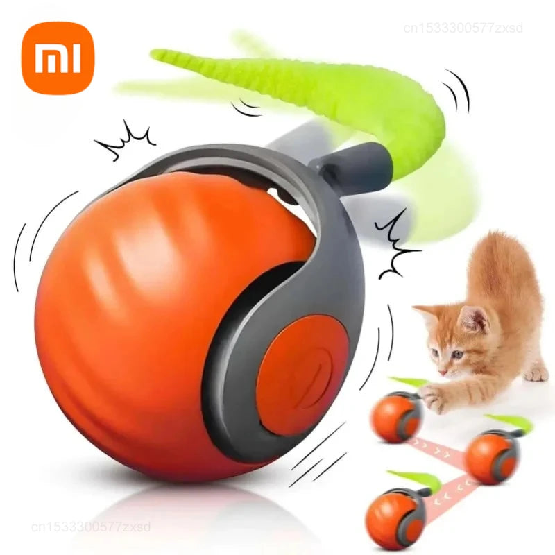 Pelota interactiva naranja para gato con punta flexible verde, junto a varias pelotas pequeñas y un cordón