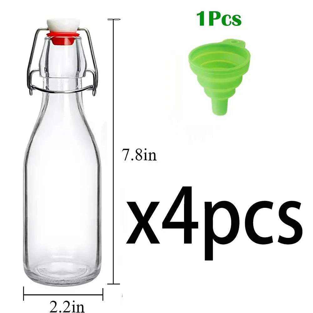 Quatre bouteilles à couvercle vert en verre, à côté d'une bouteille en verre transparente et de dimensions.