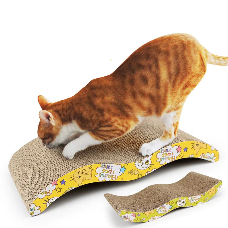 Eine orangegestreifte Katze benutzt ein doppelseitiges Wellpapp-Kratzbrett zum Spielen.