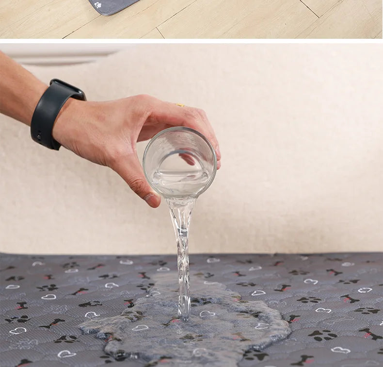 Una mano vierte agua de un vaso en una alfombra para pañales desechables para mascotas.