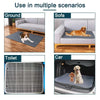 Tapete desechable para pañales de mascotas mostrado en varios escenarios: en el suelo, en un sofá y en un coche.
