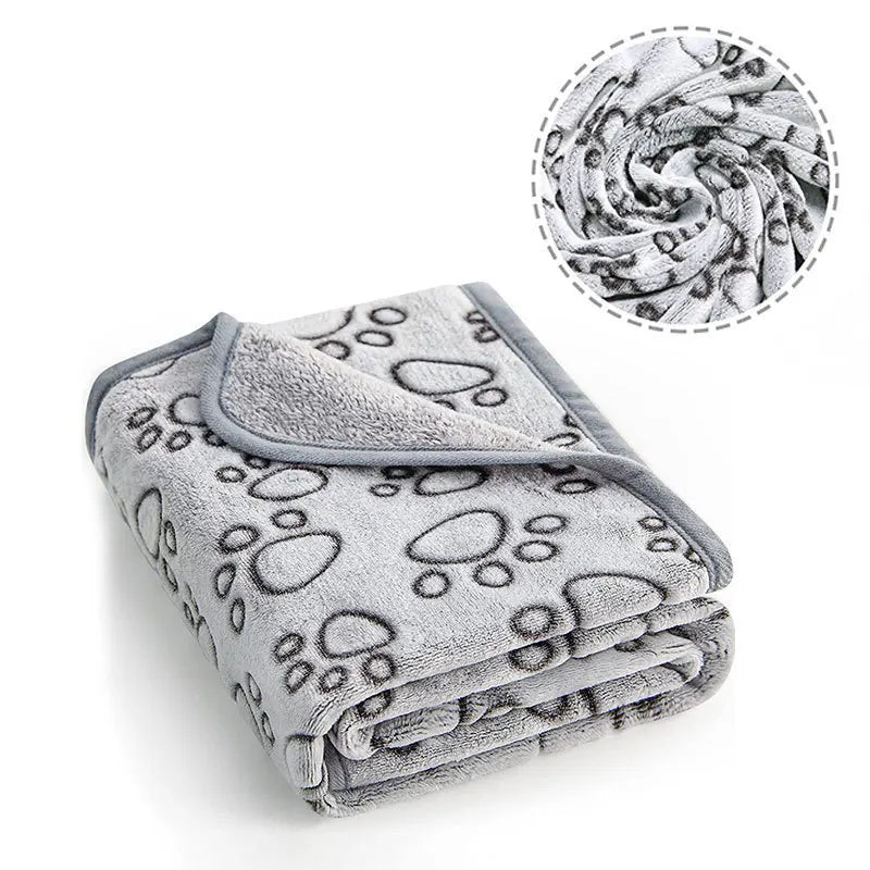 Couverture pour animal en polaire de corail gris pliée, à côté d'un détail circulaire de la texture du polaire.