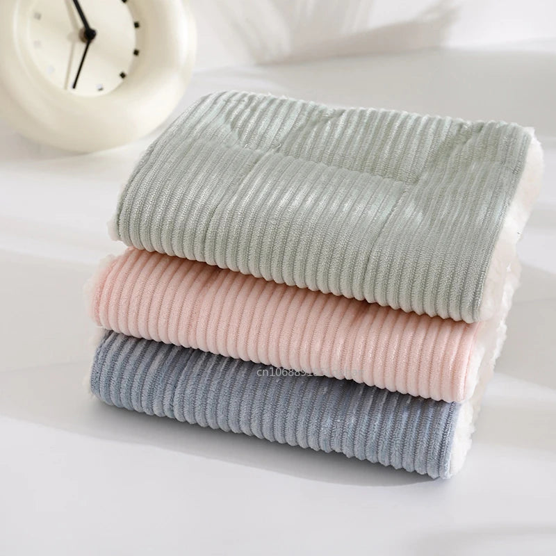 بيت هامستر دافئ في الشتاء مع بساط عش للحيوانات الأليفة الصغيرة