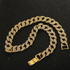 Goldene Metallkette im Cuban-Stil als Halsband für Haustiere mit strukturierter Oberfläche auf schwarzem Hintergrund.
