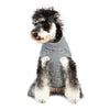 Un pull pour chien classique en laine grise tricoté pour un chien.