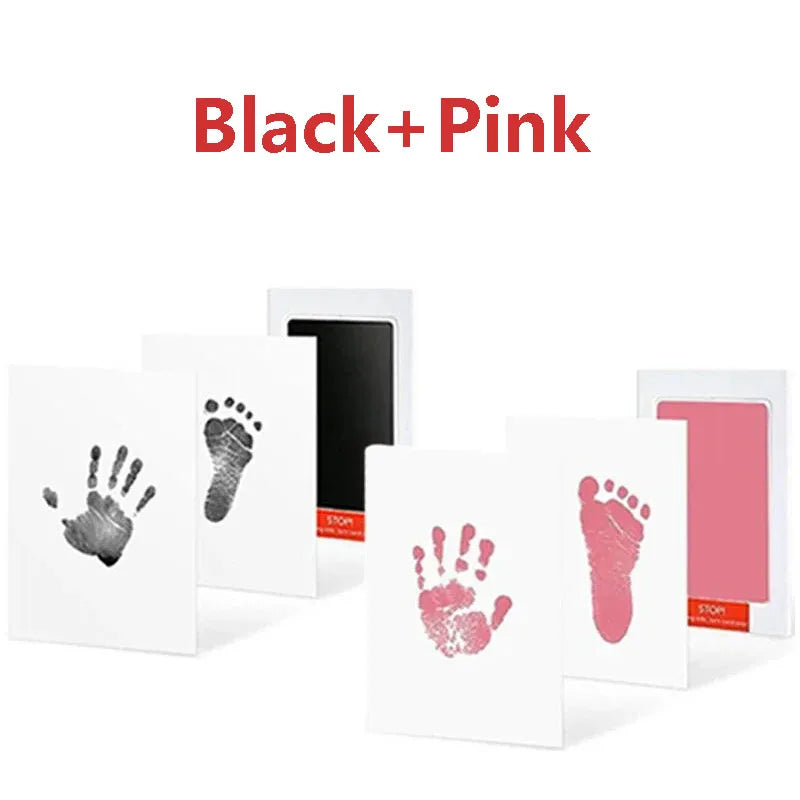 Kit d'empreintes et de pieds bébé noir et rose pour souvenirs, affiché sur fond blanc.