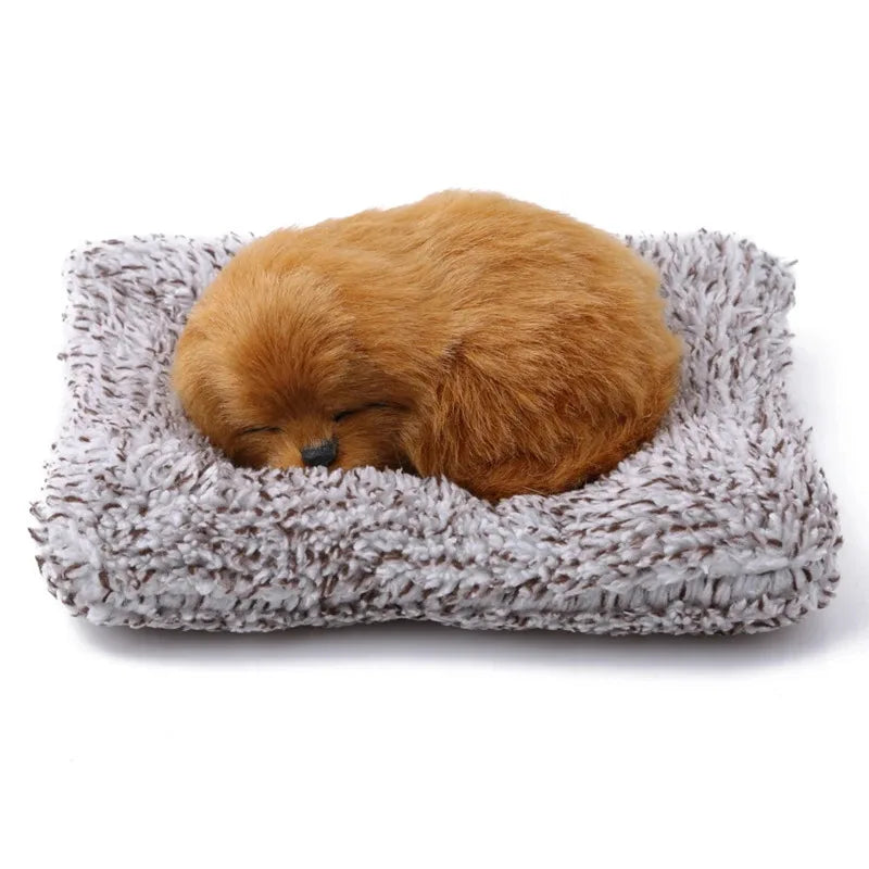 Ein flauschiges orange Hundespielzeug schläft auf einem grauen strukturierten Hundebett.